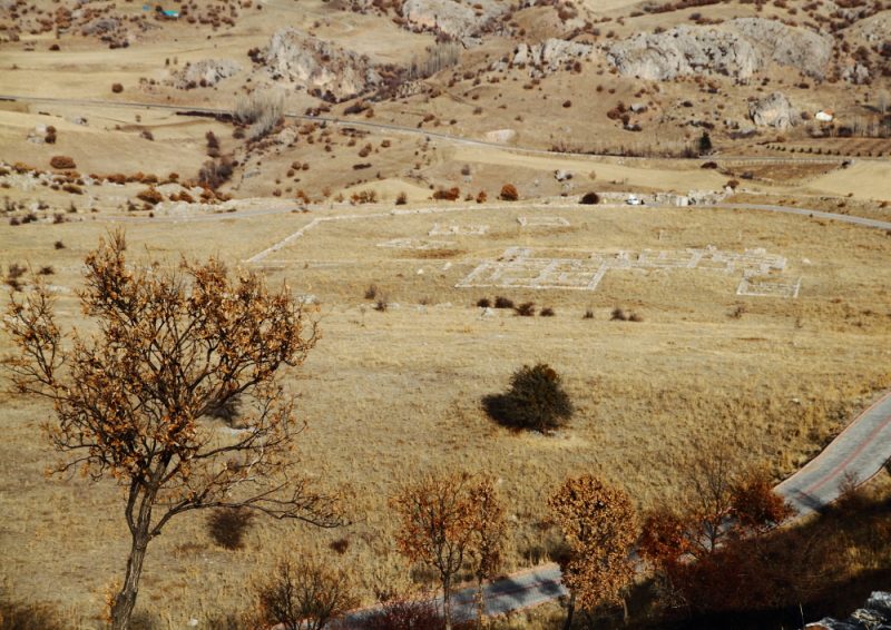 Hattuşaş Yerkapı Surları üzerinden görünen antik şehir kalıntıları