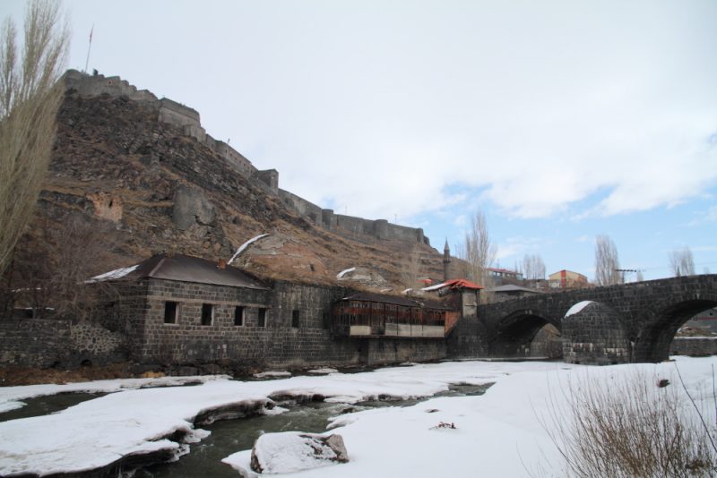 Kars Çayı üzerinde sıralanan Kars Kalesi, Taş Köprü ve ahşap balkonlu Muradiye Hamamı