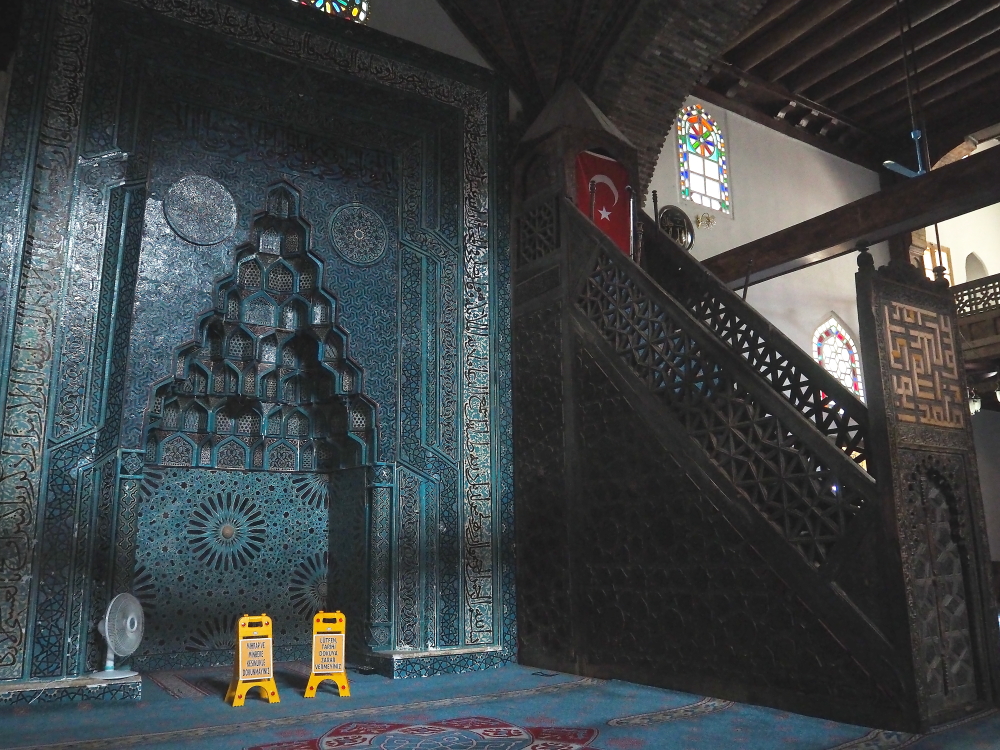 Eşrefoğlu Camii'nin tümü çini ile kaplı mihrabı ve kündekari tekniği ile yapılmış süslenmiş minberi görülmeli 